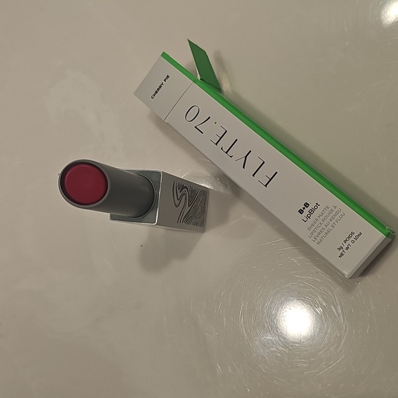 Flyte.70 Makeup 7 Piece Bundle Plus Zip Case. - Picture 8 of 10